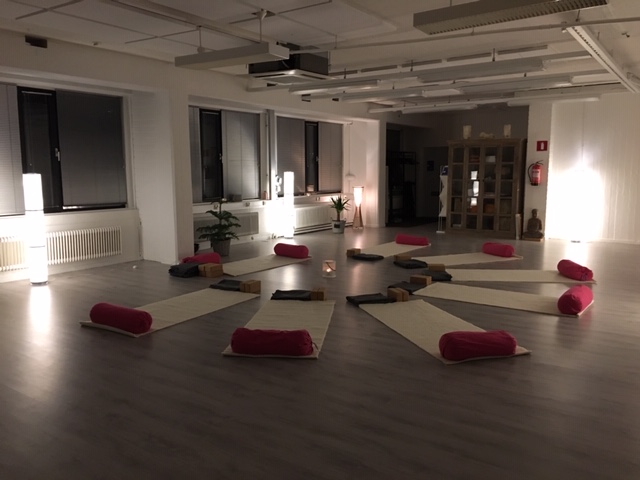 Yinjooga ja Reiki-kurssilla harjoittelemma lampaanvillaisilla matoilla Studio Somassa, Tapiolassa.